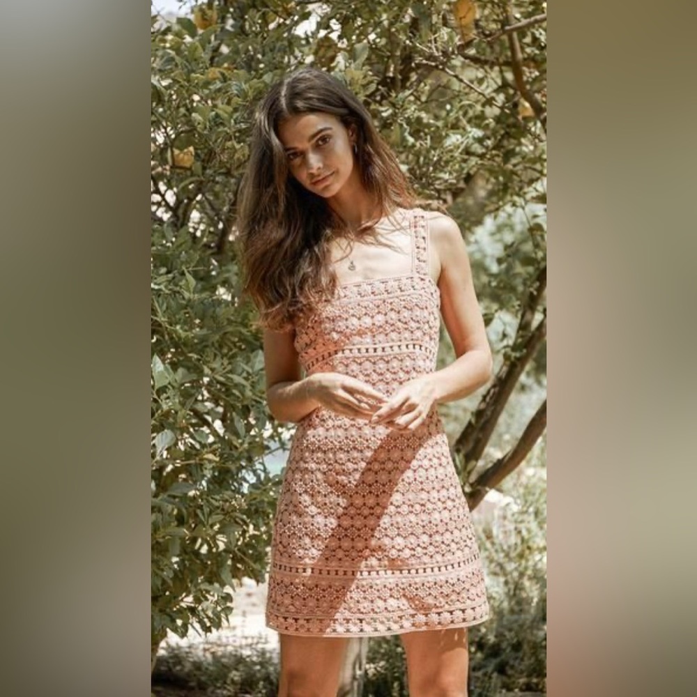 Great condition, medium peach Saylor dress